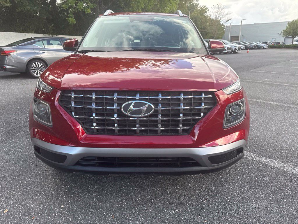 Used 2025 Hyundai Venue SEL FWD image 2