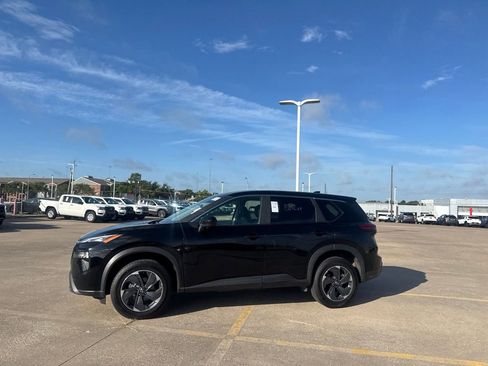 Certified 2025 Nissan Rogue SV FWD image 11