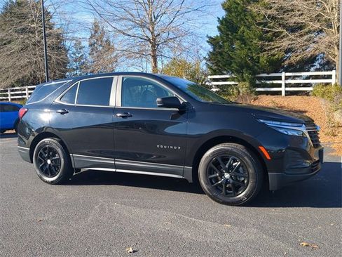 Used 2023 Chevrolet Equinox LS w/ LS Convenience Package image 2