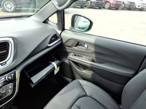 New 2026 Chrysler Voyager LX image 16