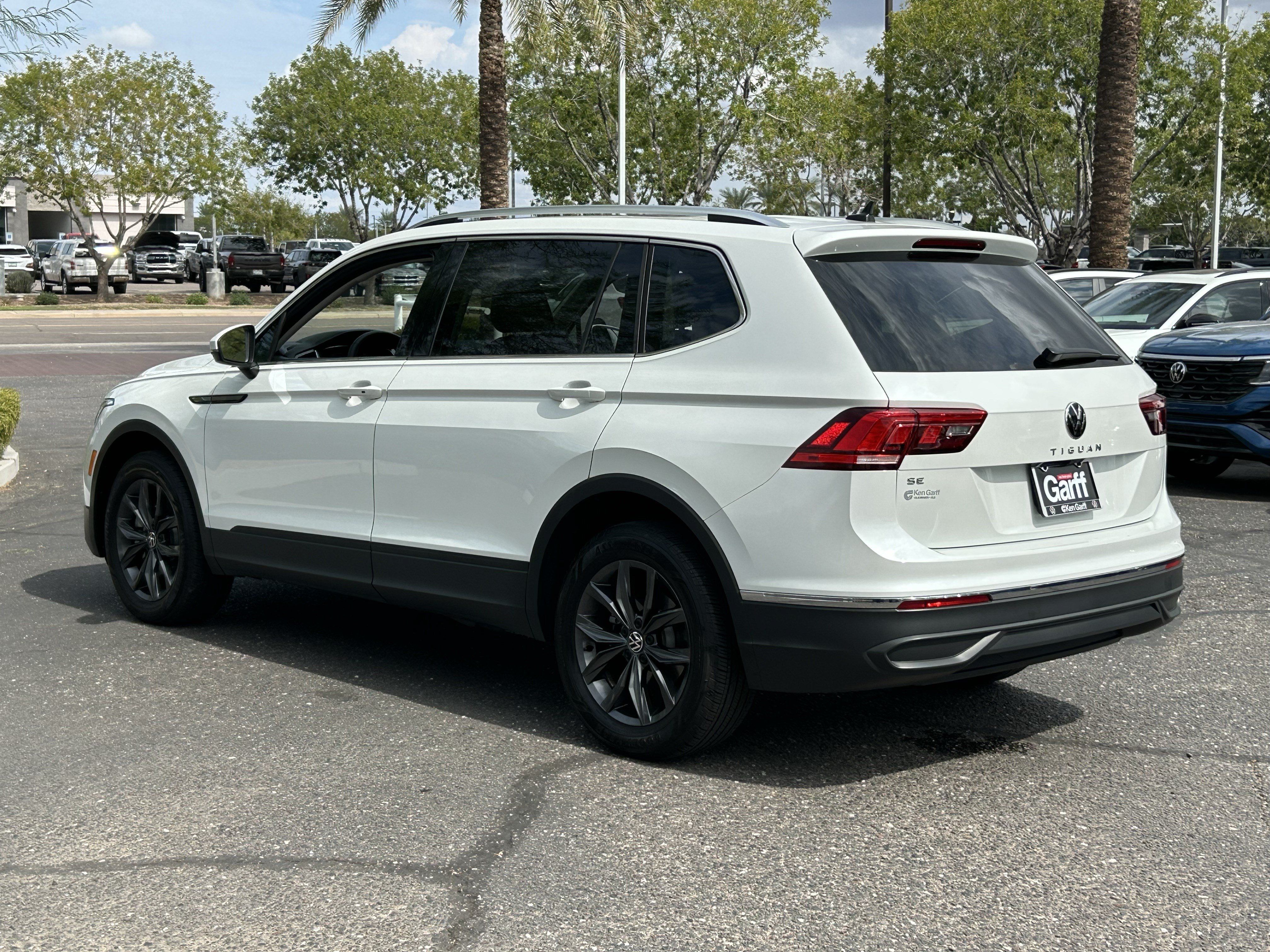 Used 2023 Volkswagen Tiguan SE FWD image 3