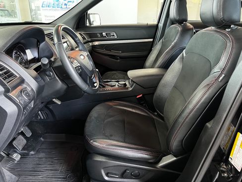Used 2019 Ford Explorer XLT w/ XLT Sport Appearance Package AWD/4WD image 10