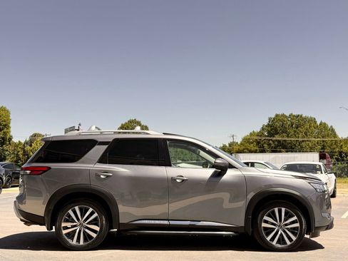 Used 2022 Nissan Pathfinder Platinum w/ Lighting Package (N93) AWD/4WD image 8