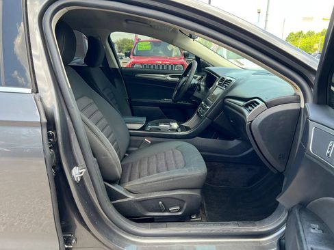 Used 2018 Ford Fusion SE w/ Fusion SE Technology Package FWD image 12