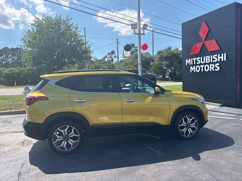 Used 2022 Kia Seltos SX w/ Sunroof Package AWD/4WD image 2