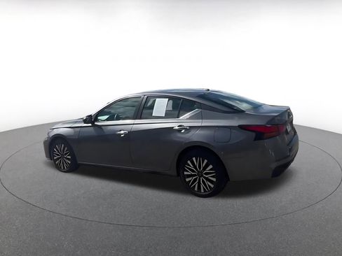 Used 2025 Nissan Altima 2.5 SV FWD image 10