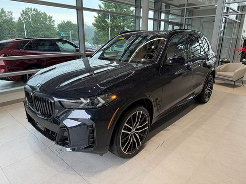 New 2026 BMW X5 xDrive40i w/ M Sport Package AWD/4WD image 3