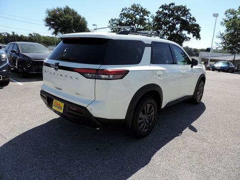 Used 2022 Nissan Pathfinder SV w/ Cargo Package FWD image 5
