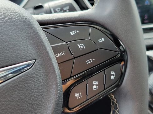 Used 2025 Chrysler Pacifica Limited FWD image 18