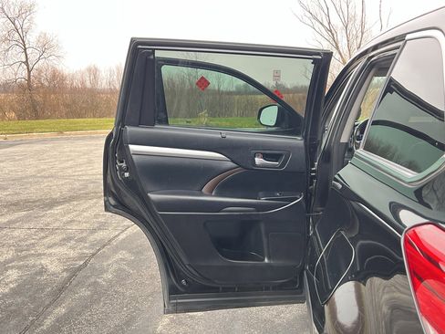 Used 2018 Toyota Highlander XLE image 34