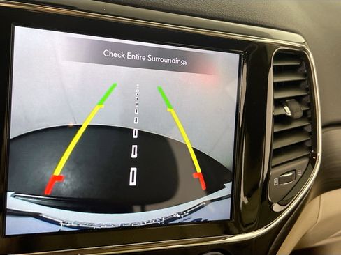 Used 2022 Jeep Grand Cherokee Laredo E image 14