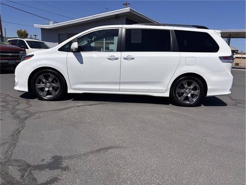 Used 2017 Toyota Sienna SE w/ SE Preferred Package FWD image 2