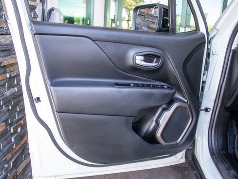 Used 2023 Jeep Renegade Latitude AWD/4WD image 9