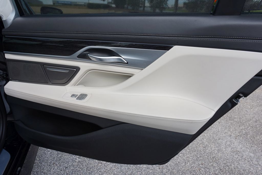 Used 2019 BMW 750i w/ Executive Package RWD image 30