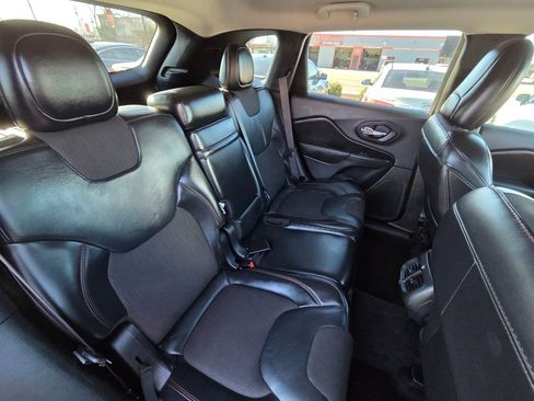 Used 2016 Jeep Cherokee Trailhawk w/ Cold Weather Group image 18