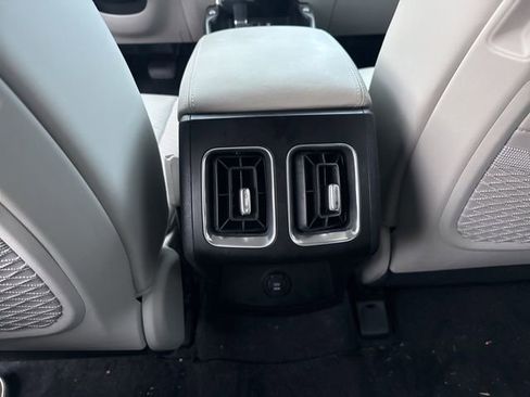 Used 2025 Kia Sorento S image 28