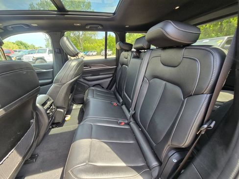 Used 2024 Jeep Grand Cherokee Limited w/ Black Appearance Package AWD/4WD image 17