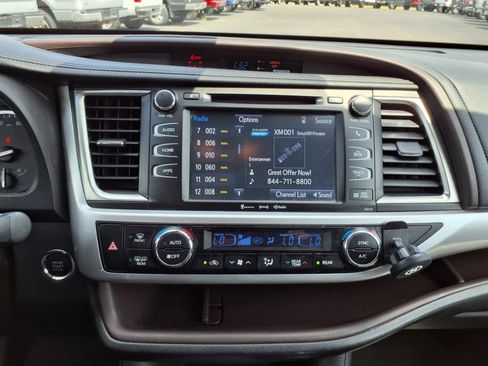 Used 2018 Toyota Highlander XLE image 19