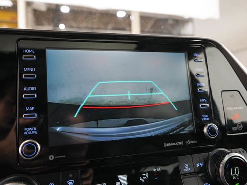 Used 2021 Toyota Highlander XLE AWD/4WD image 30