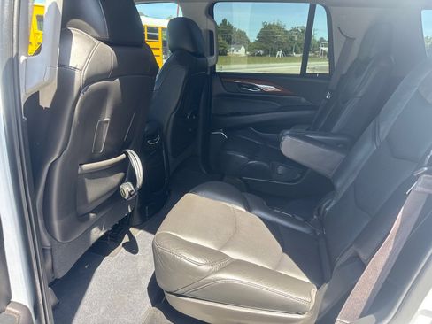 Used 2017 Cadillac Escalade Luxury AWD/4WD image 17