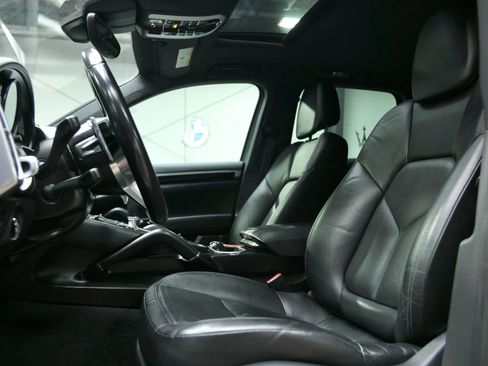 Used 2018 Porsche Cayenne S image 24