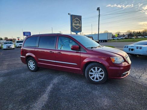 Used 2013 Chrysler Town & Country Touring image 2