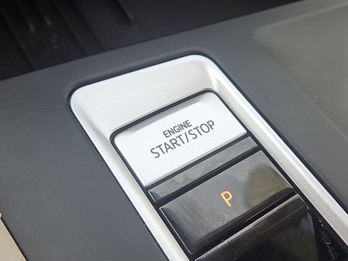 Used 2025 Volkswagen Atlas SE image 16