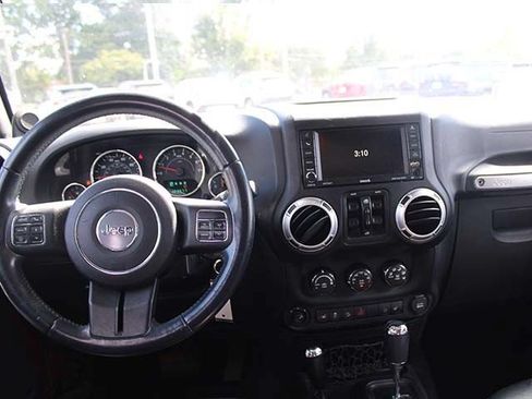 Used 2013 Jeep Wrangler Unlimited Sahara w/ Connectivity Group AWD/4WD image 10