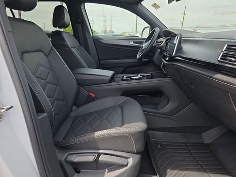 Used 2024 Volkswagen Atlas Cross Sport SE FWD image 15