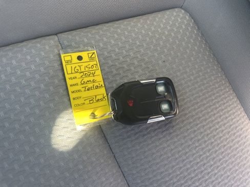 Used 2024 GMC Terrain SLE image 30