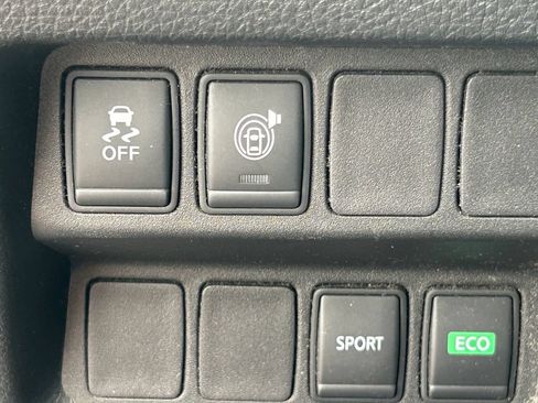 Used 2017 Nissan Rogue SV FWD image 25