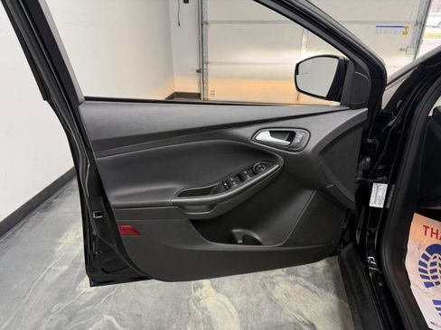Used 2018 Ford Focus SE w/ SE Appearance Package image 10