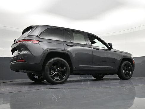 Used 2024 Jeep Grand Cherokee Limited w/ Black Appearance Package AWD/4WD image 33
