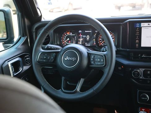 Used 2025 Jeep Wrangler Unlimited Rubicon AWD/4WD image 26