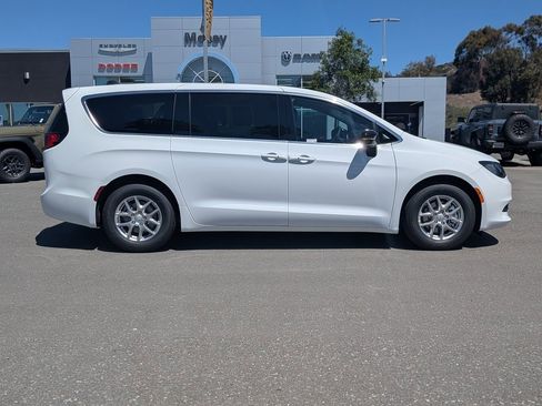 New 2026 Chrysler Voyager LX image 6