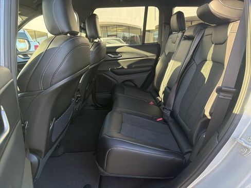 New 2025 Jeep Grand Cherokee Altitude image 17