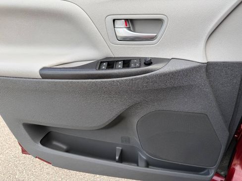 Used 2017 Toyota Sienna LE FWD image 21