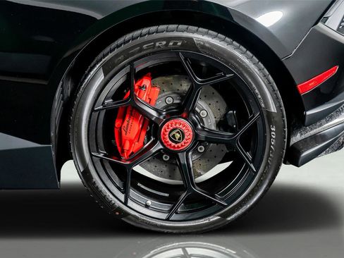 Used 2018 Lamborghini Huracan Performante AWD/4WD image 19
