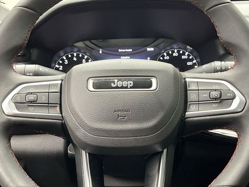 Used 2025 Jeep Compass Trailhawk AWD/4WD image 12