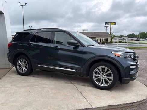 Used 2022 Ford Explorer XLT w/ Equipment Group 202A AWD/4WD image 4