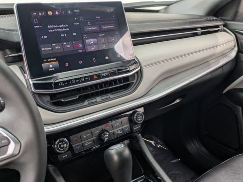 Used 2025 Jeep Compass Limited image 15