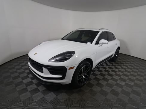 Used 2023 Porsche Macan image 9