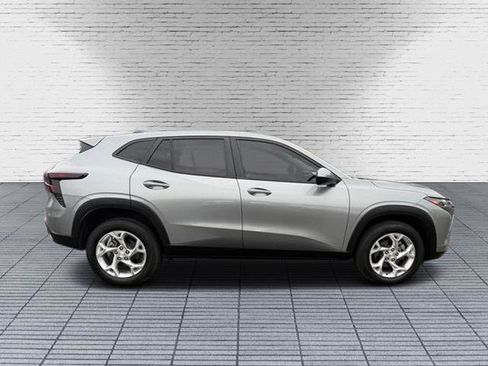 Used 2024 Chevrolet Trax LS w/ LS Convenience Package FWD image 8