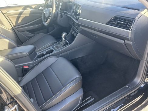 Used 2024 Volkswagen Jetta SE image 3