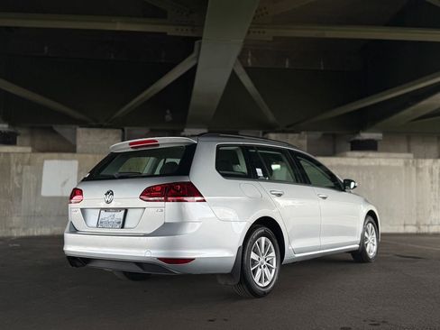 Used 2017 Volkswagen Golf S image 7