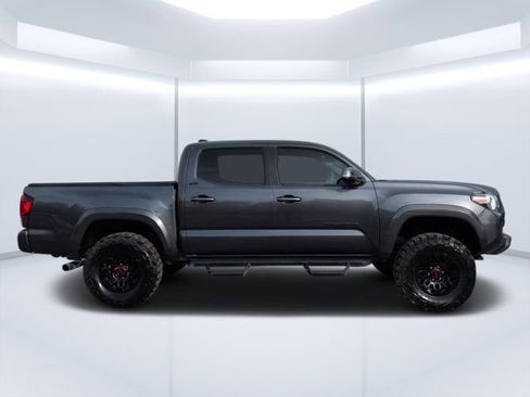 Used 2022 Toyota Tacoma SR5 w/ Technology Package RWD image 2