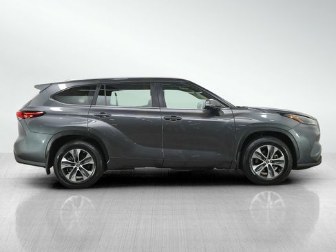 Used 2023 Toyota Highlander XLE AWD/4WD image 6
