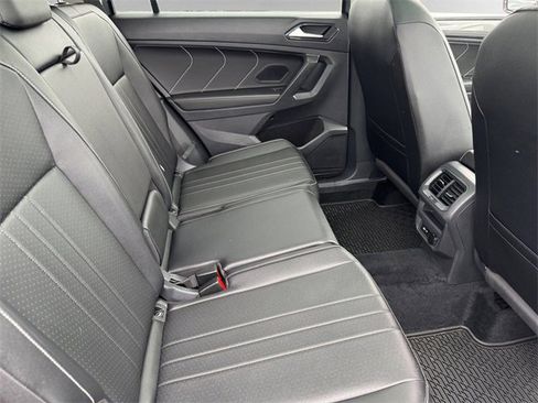Used 2022 Volkswagen Tiguan SE image 13