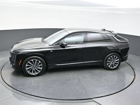 Certified 2025 Cadillac Lyriq Luxury AWD/4WD image 32