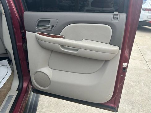 Used 2007 Chevrolet Suburban LT w/ LT Preferred Equipment Group image 16